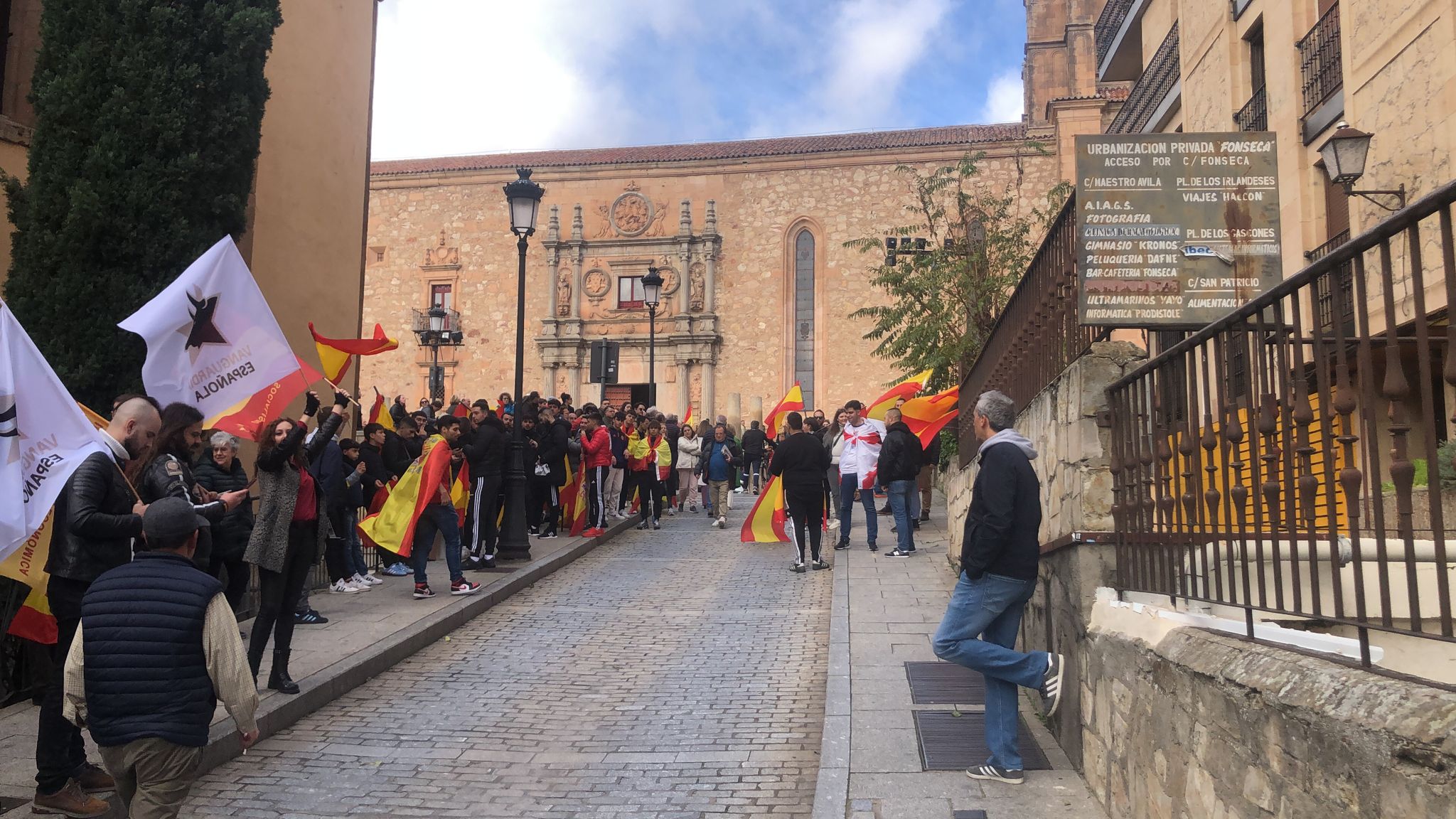 Unas 2.000 personas se concentran frente a la sede del PSOE para gritar contra Pedro Sánchez