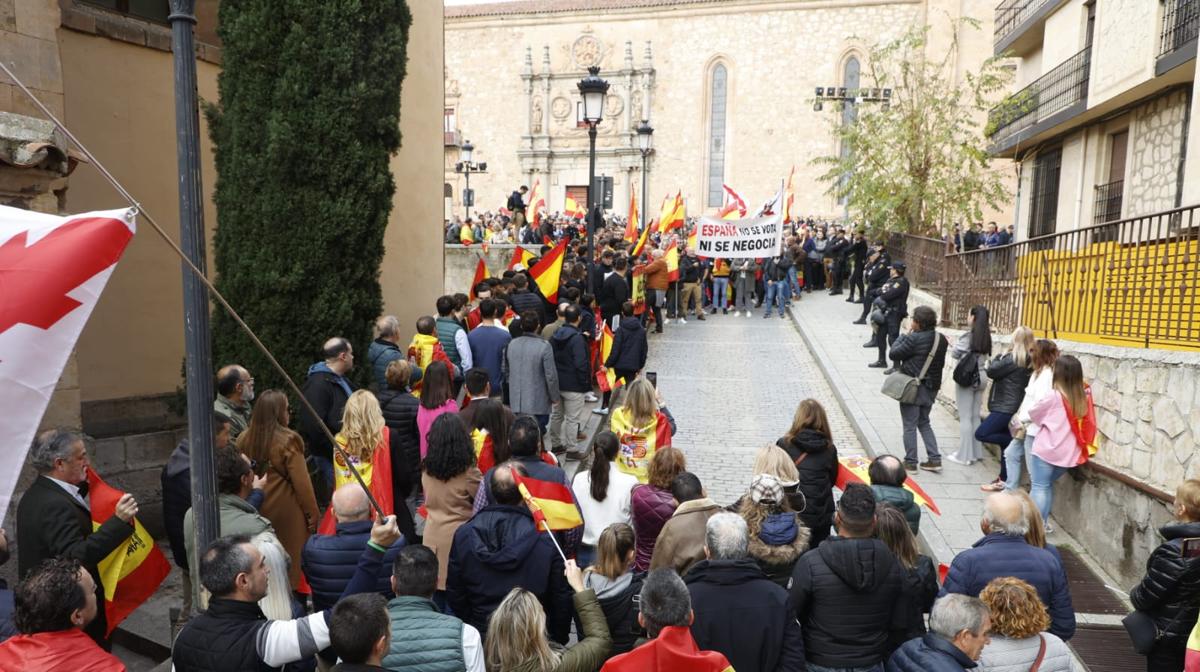 Proclamas contra 'rojos', 'comunistas', Sánchez, Puigdemont y algún 'Cara al sol'