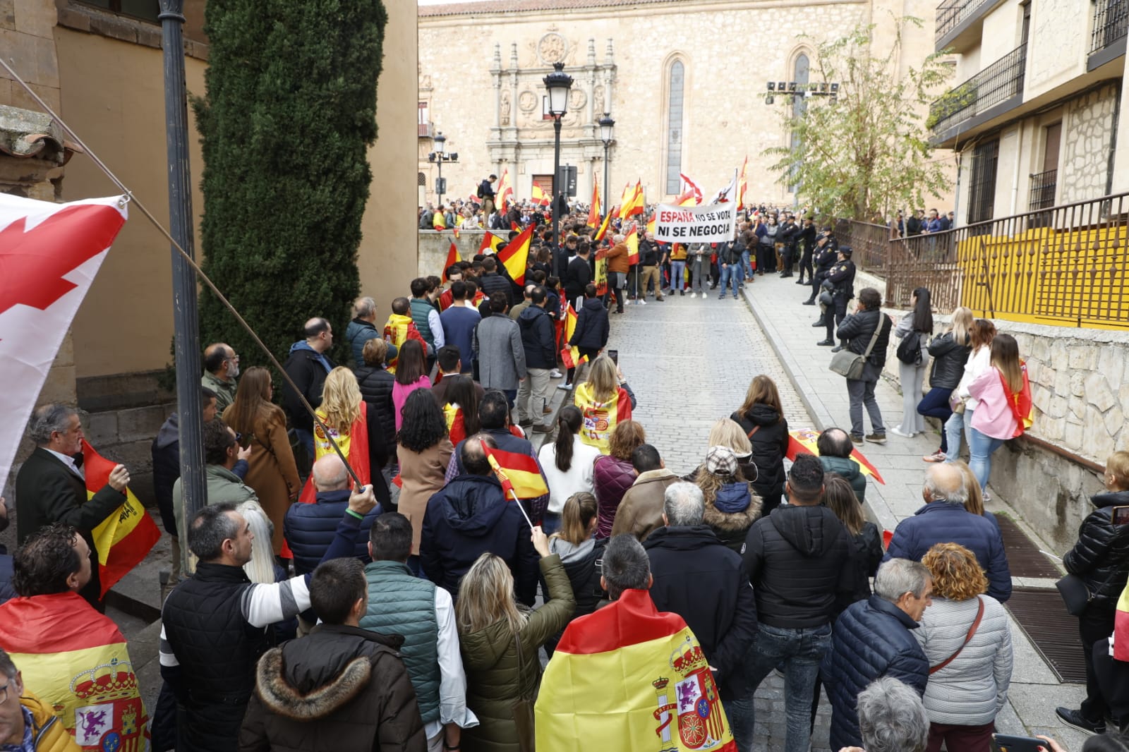 Unas 2.000 personas se concentran frente a la sede del PSOE para gritar contra Pedro Sánchez