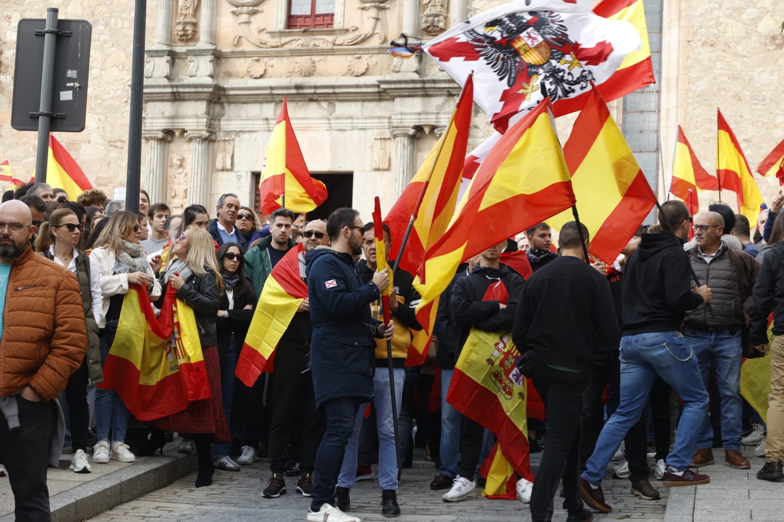 Unas 2.000 personas se concentran frente a la sede del PSOE para gritar contra Pedro Sánchez