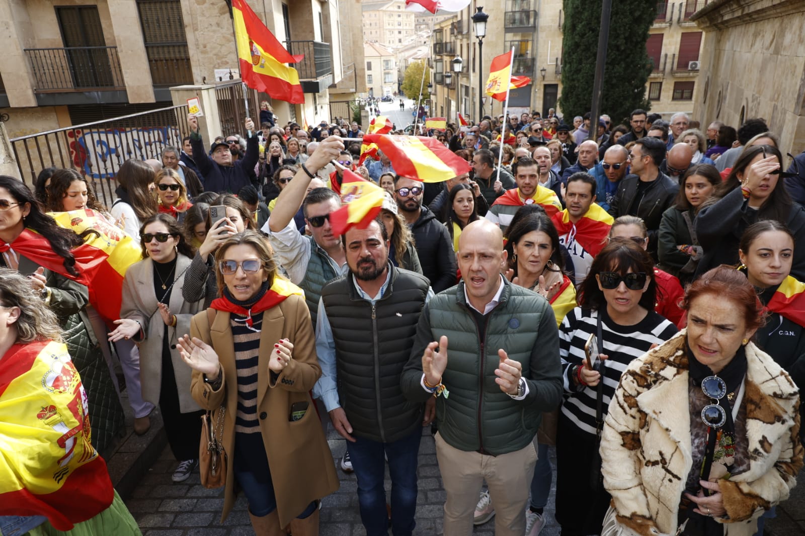 Unas 2.000 personas se concentran frente a la sede del PSOE para gritar contra Pedro Sánchez