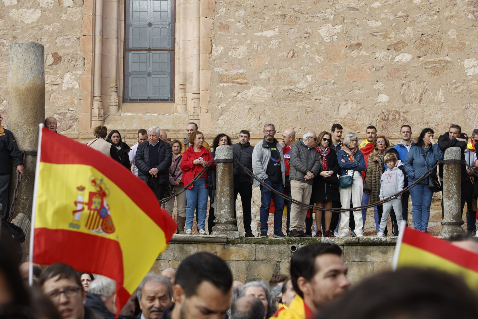 Unas 2.000 personas se concentran frente a la sede del PSOE para gritar contra Pedro Sánchez