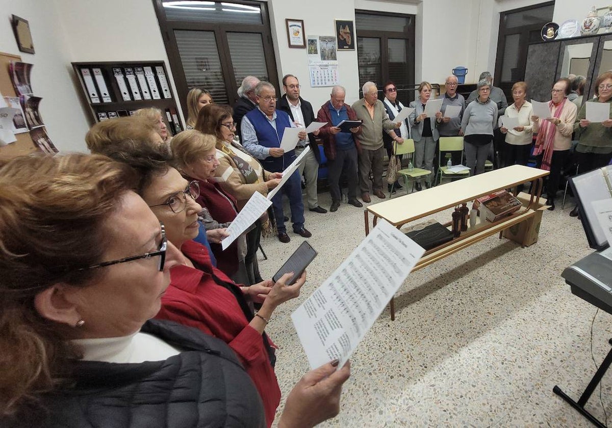 La Coral «Dámaso Ledesma» ofreció un par de piezas al alcalde y concejales.