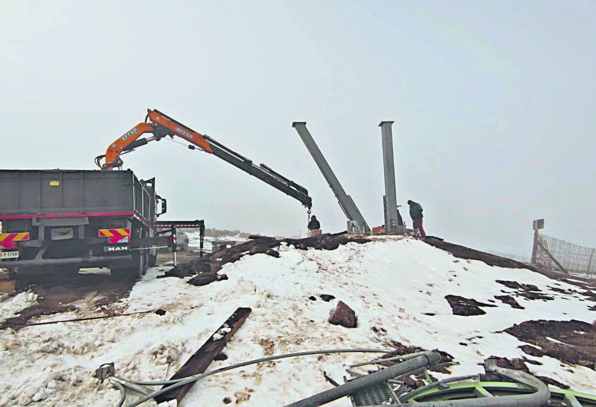 Imagen de los trabajos de instalación de la estación de retorno en la cima de La Covatilla.