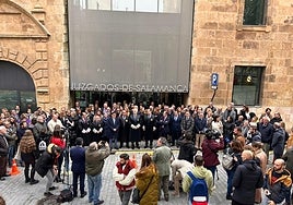 Los magistrados y el fiscal jefe de Salamanca, en primera fila en la concentración contra la amnistía en los juzgados.