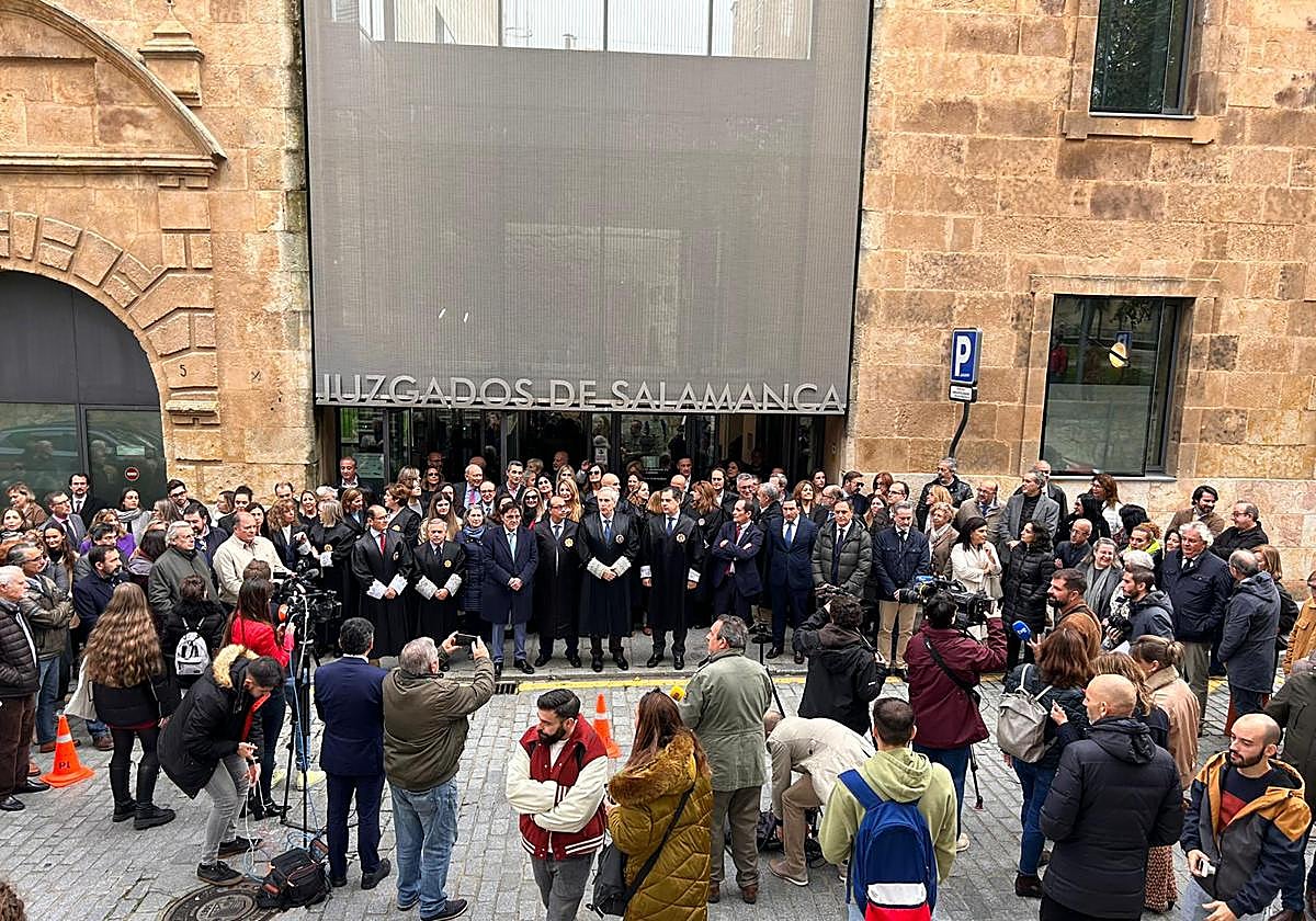Los magistrados y el fiscal jefe de Salamanca, en primera fila en la concentración contra la amnistía en los juzgados.