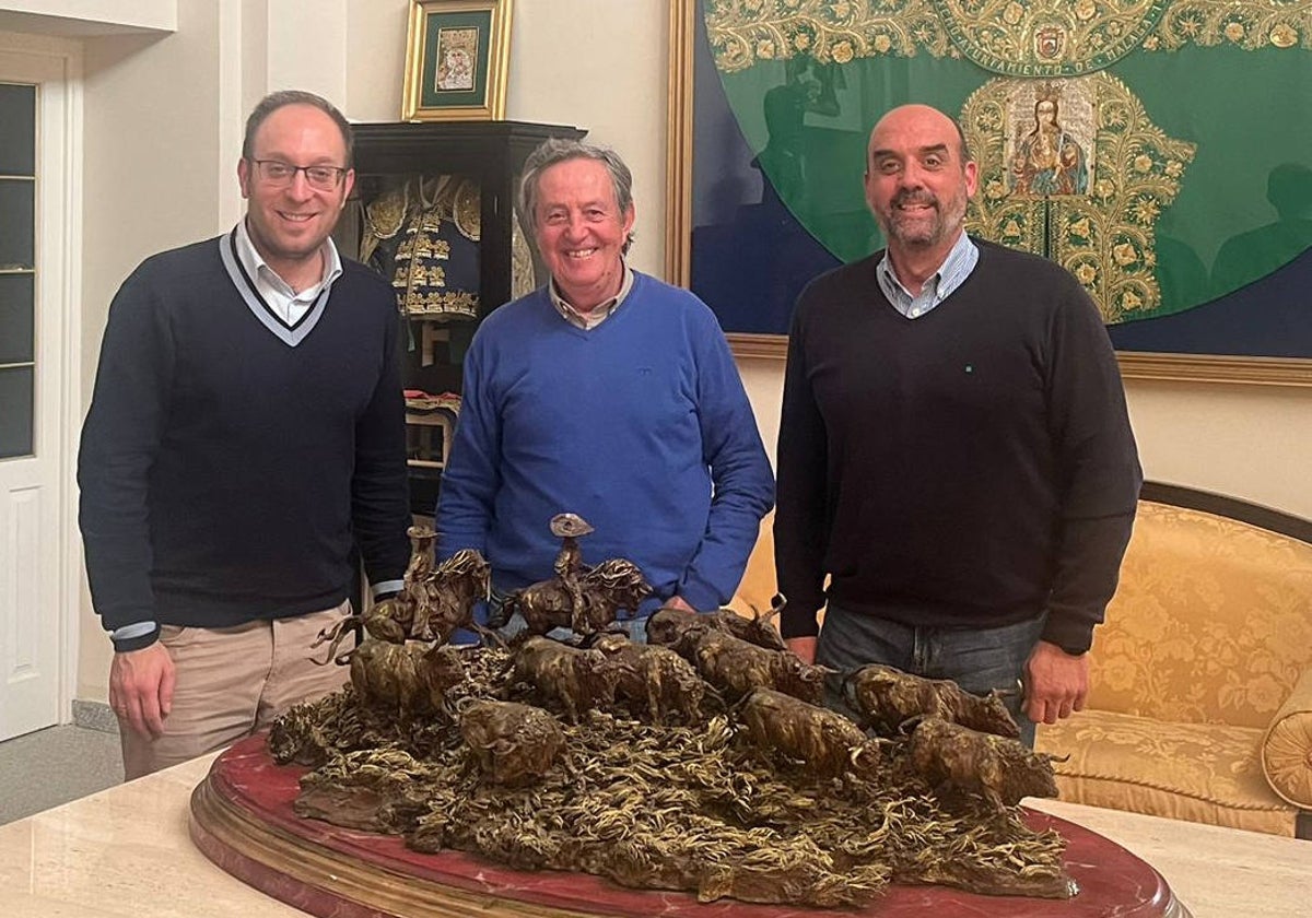 El alcalde, Marcos Iglesias, con Pedro Gutiérrez Moya, y el teniente de alcalde, Ramón Sastre.