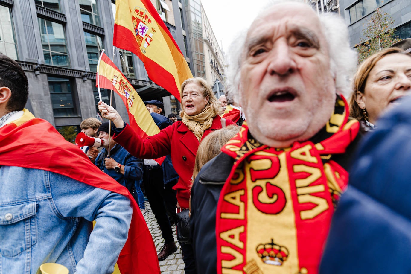 Decenas de personas se concentran contra Sánchez en el perímetro del Congreso