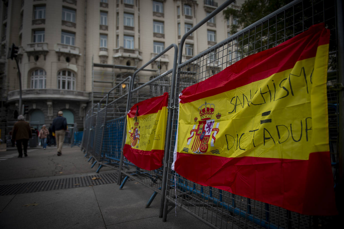 Decenas de personas se concentran contra Sánchez en el perímetro del Congreso