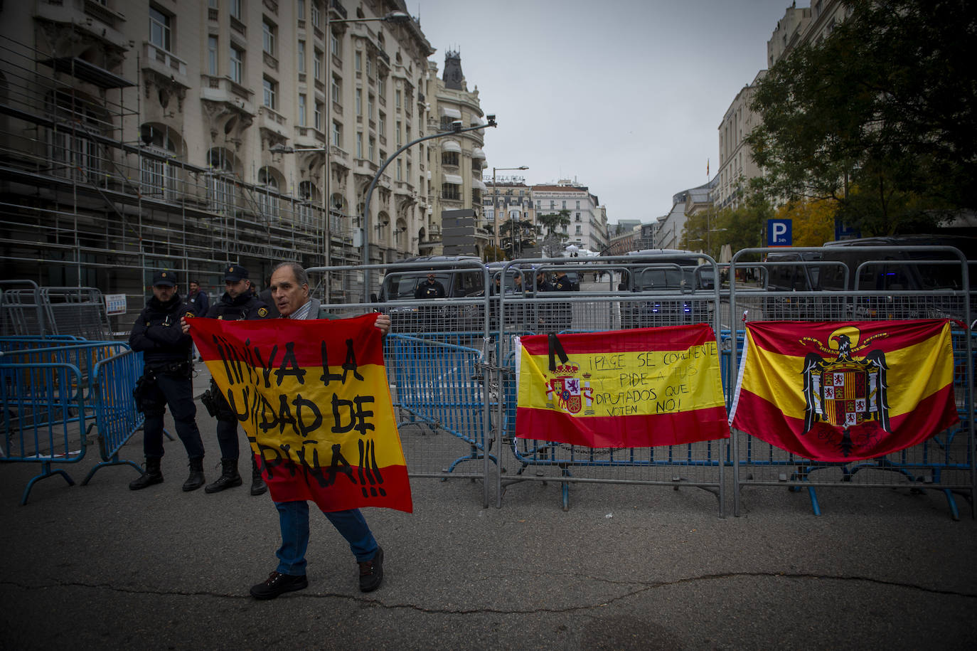 Decenas de personas se concentran contra Sánchez en el perímetro del Congreso