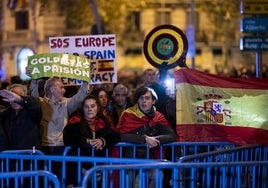 Varios manifestantes en Ferraz