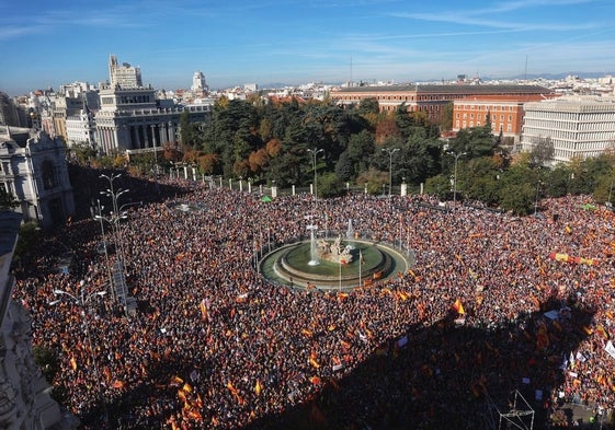 Miles de personas durante la manifestación contra la amnistía en Cibeles.