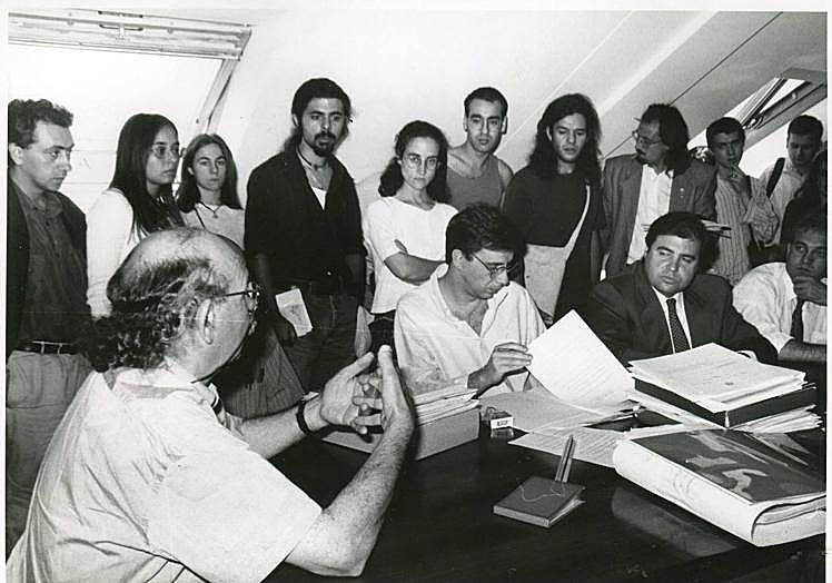 Imagen principal - ARRIBA - Ibiarrola, apoyado por estudiantes de Bellas Artes, defiende su proyecto ante la Comisión Técnico-Artística. EN EL MEDIO - Primera intervención junto al Puente Romano, que sería desmantelada en 1999. (ABAJO - La placa, junto a la Iglesia Nueva del Arrabal, último recuerdo. 