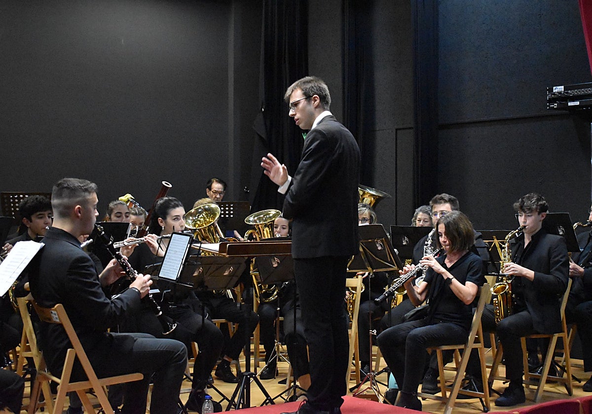 La Banda de Música de Villamayor seduce al público con el cine como protagonista