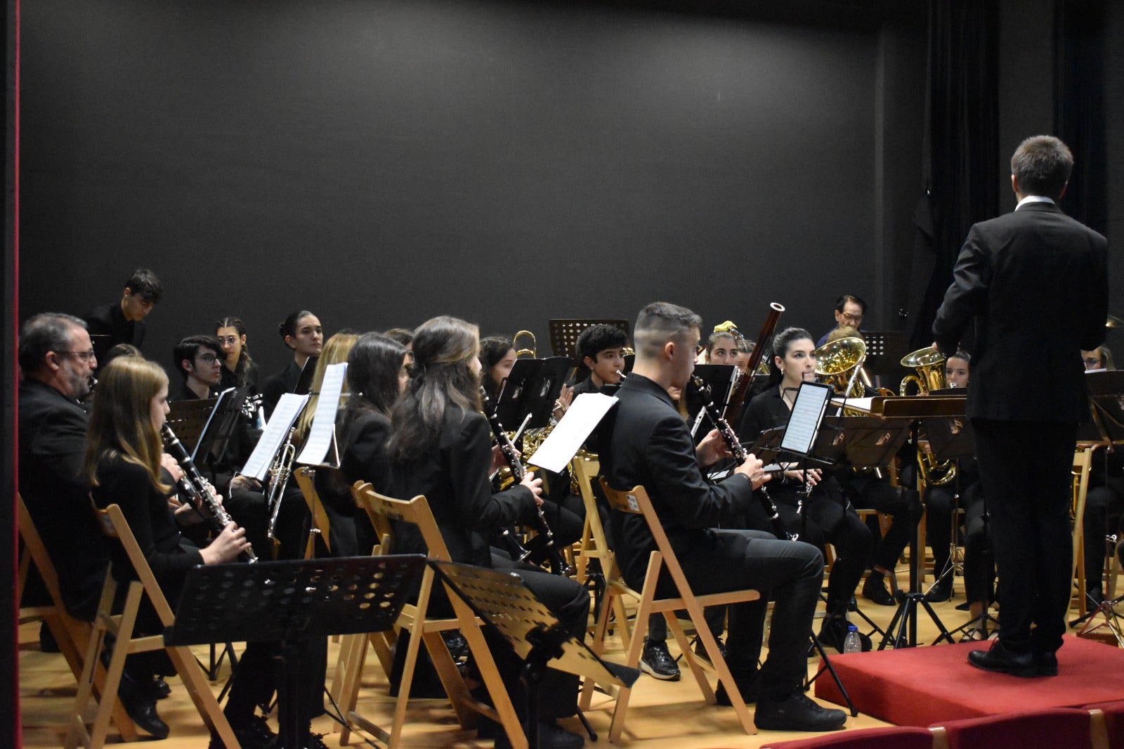 La Banda de Música de Villamayor seduce al público con el cine como protagonista