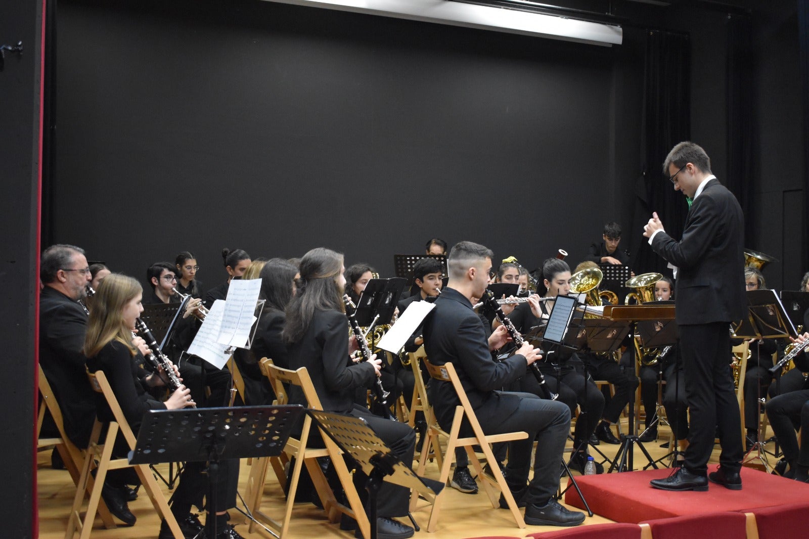 La Banda de Música de Villamayor seduce al público con el cine como protagonista