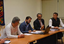 El alcalde Manuel Hernández conversando con la oposición durante el pleno extraordinario.