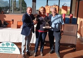 Eustaquio Andrés, presidente de La Valmuza, entregó junto a José Ignacio Jiménez, presidente de la Federación Regional, los trofeos a María Teresa Miguel