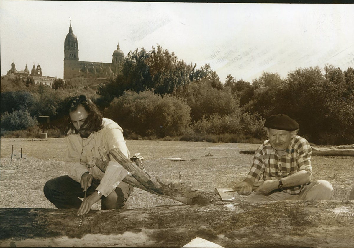 Aquilino González trabajando con Ibarrola junto al Puente Romano.