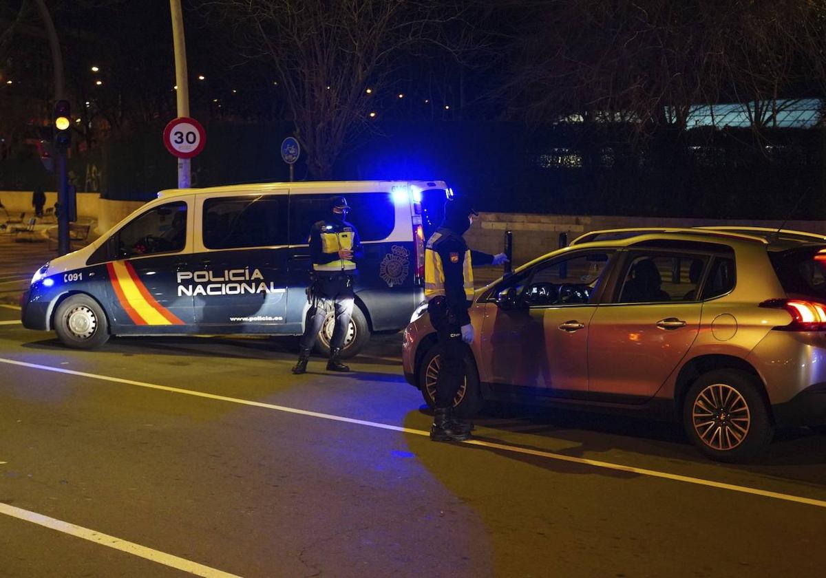 Imagen de archivo. Policías Nacionales realizan un control nocturno