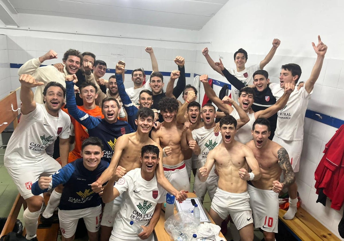 Jugadores del UD Santa Marta celebrando un gol.