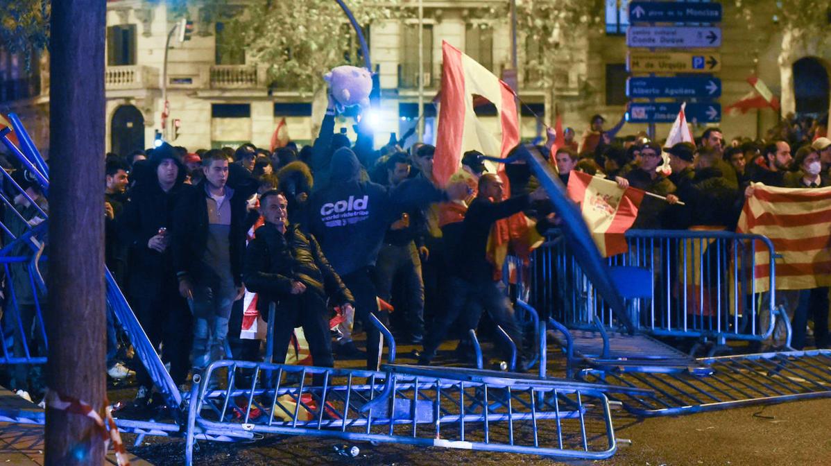 Así fue la decimosexta manifestación en Ferraz tras la concentración masiva en Cibeles