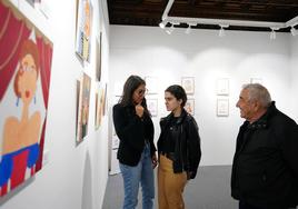 La terapeuta Sara Cotano, junto a Marta de Andrés y Chema Sánchez.