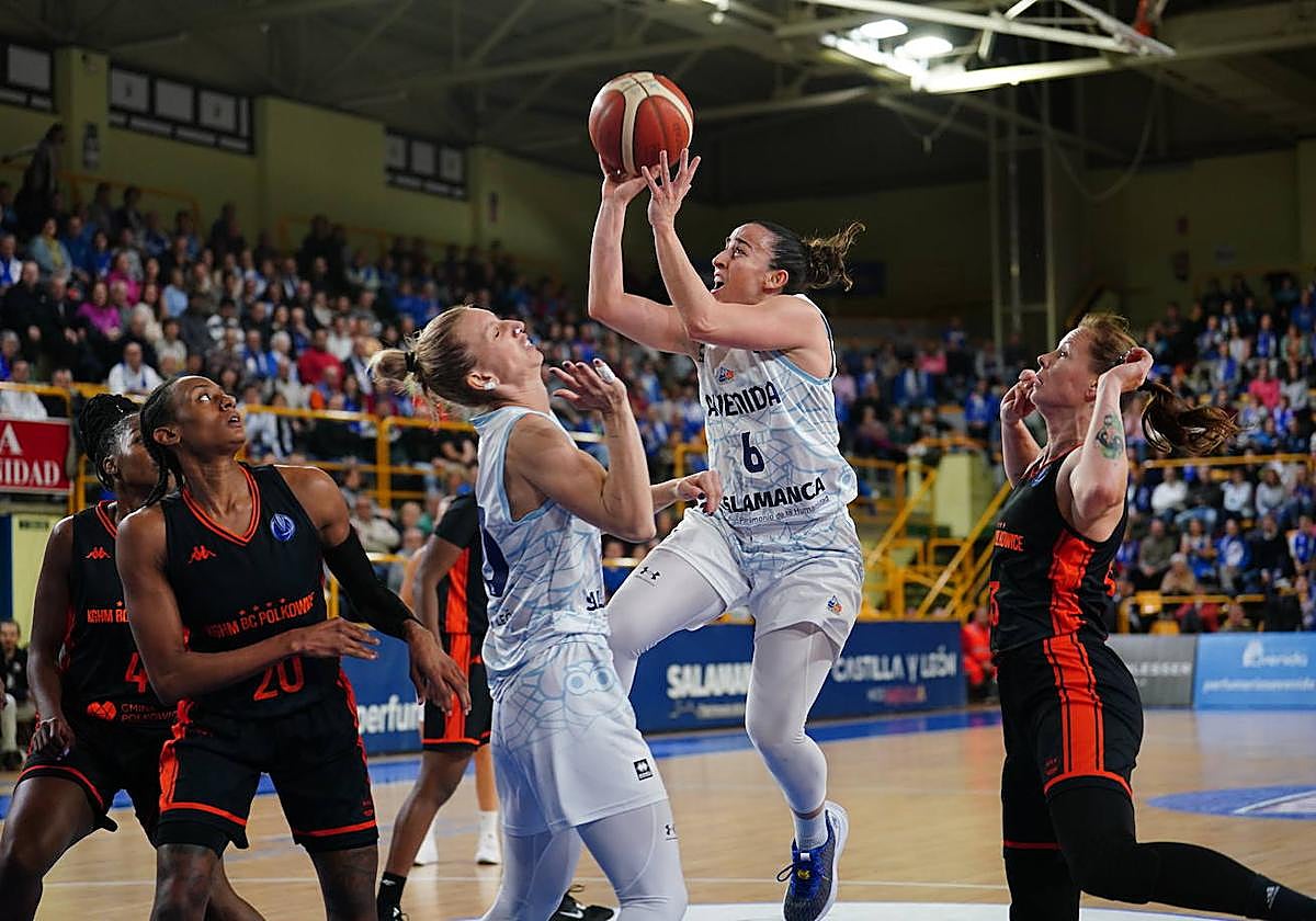 Lance del choque entre el Perfumerías Avenida y Polkowice.