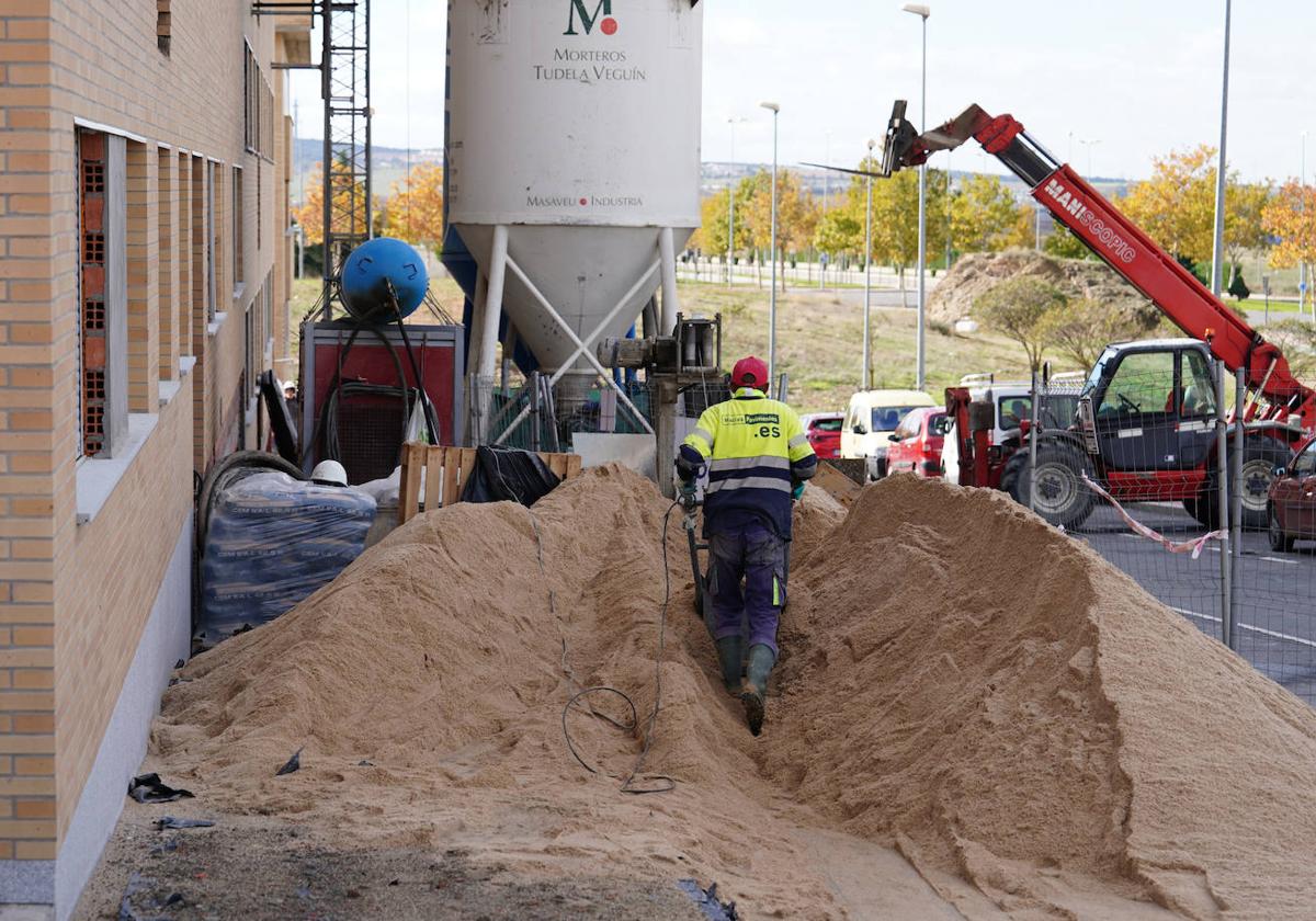 Un trabajador de la construcción en una obra en Salamanca.