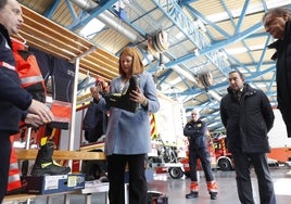 La directora general, Irene Cortés, conoce los nuevos equipos de protección del parque de bomberos