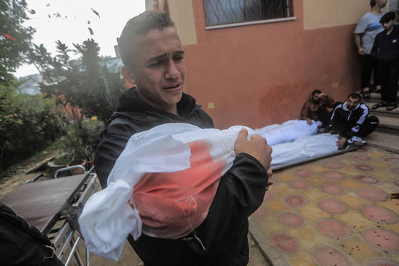 Un palestino lleva en brazos el cadáver de un niño en Gaza.