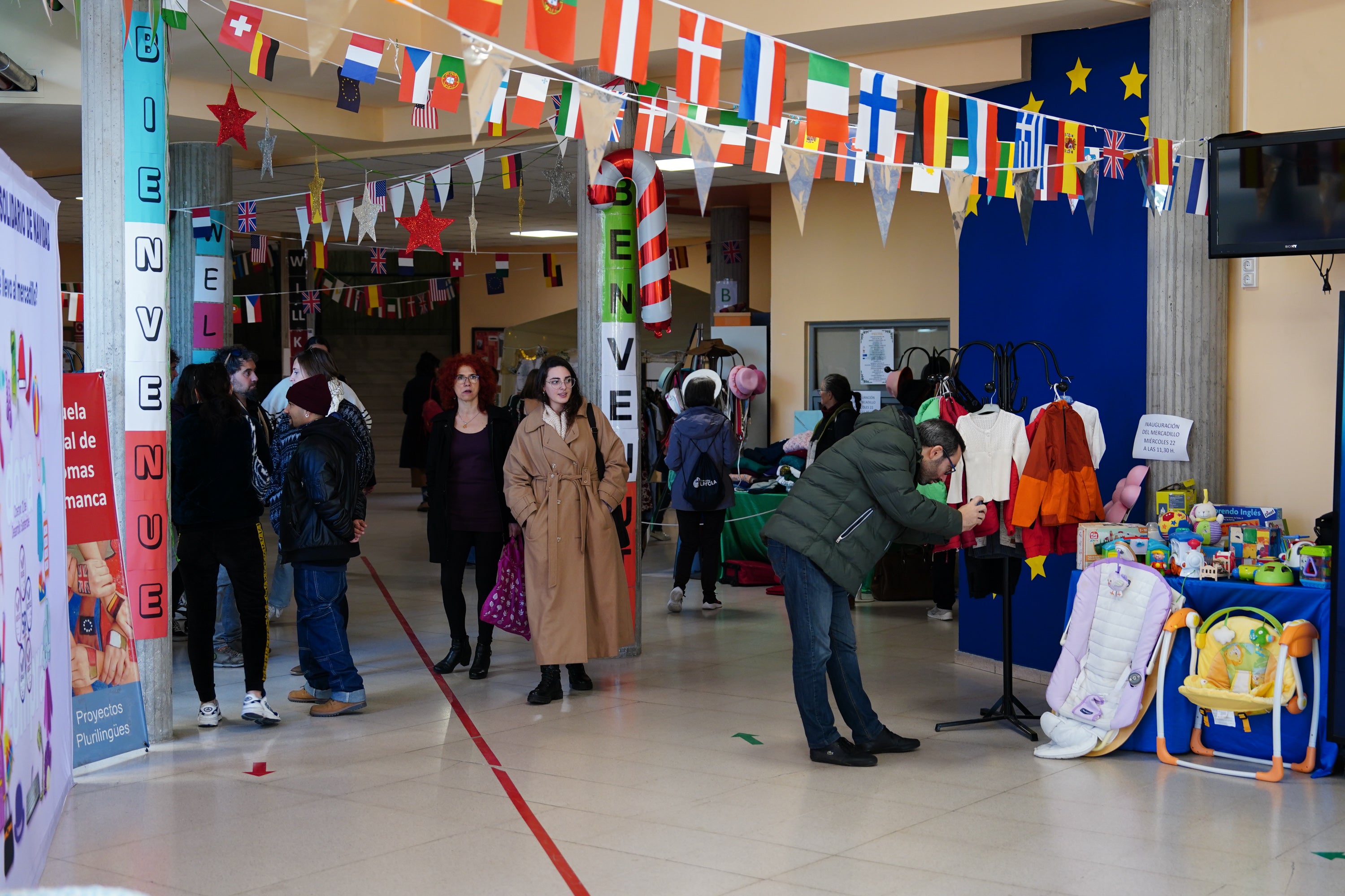 Regalos con &#039;una segunda vida&#039; en el mercadillo solidario de la Escuela de Idiomas