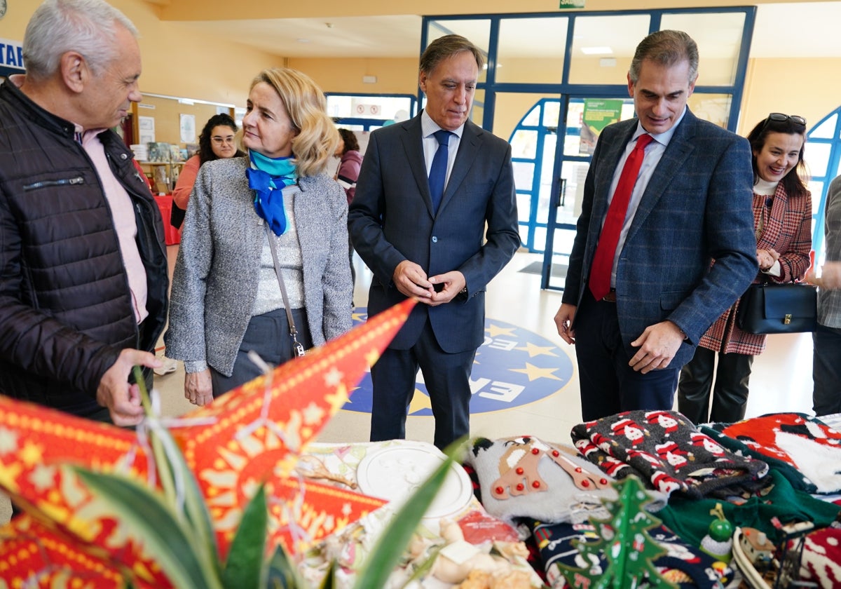 Regalos con &#039;una segunda vida&#039; en el mercadillo solidario de la Escuela de Idiomas