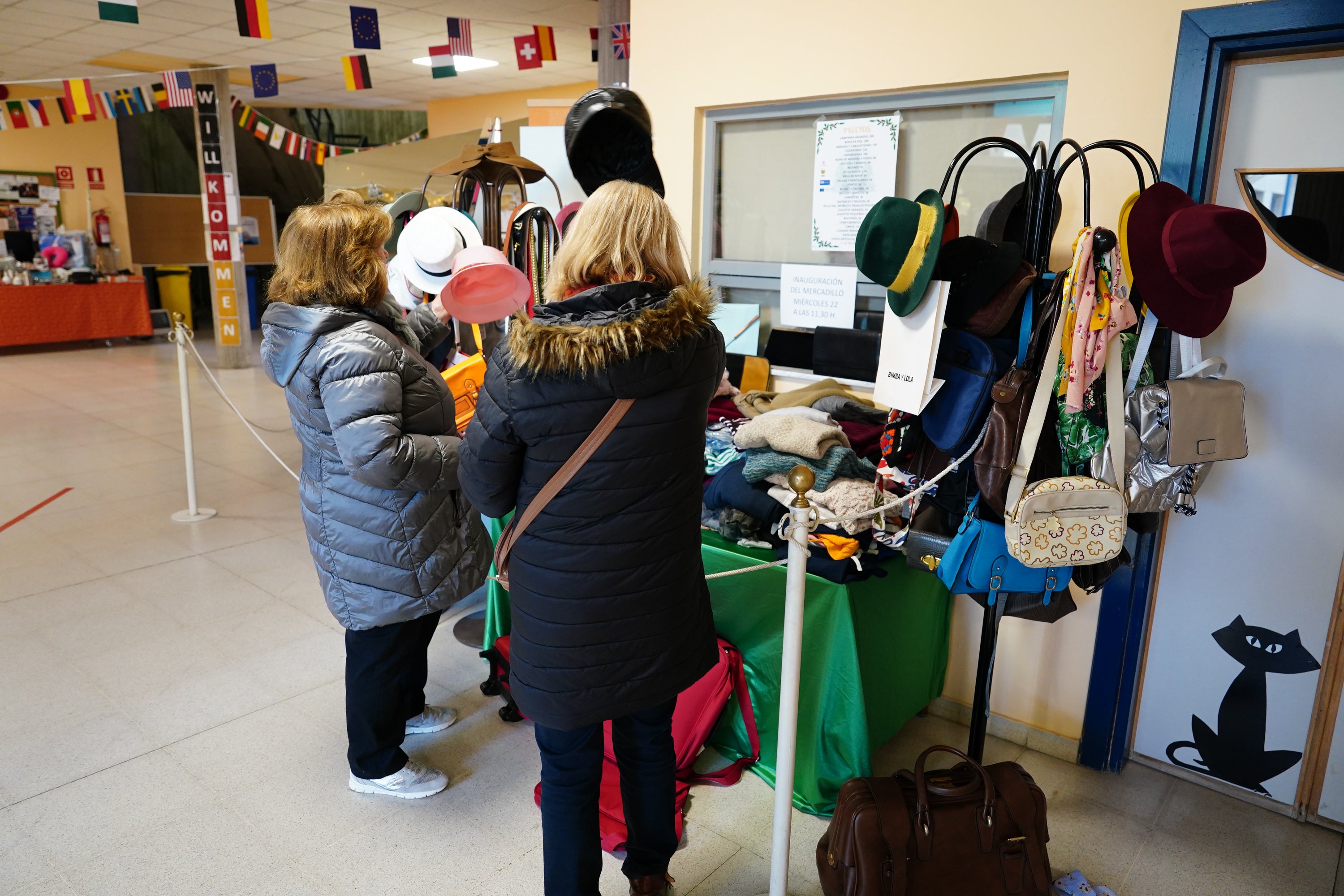 Regalos con &#039;una segunda vida&#039; en el mercadillo solidario de la Escuela de Idiomas