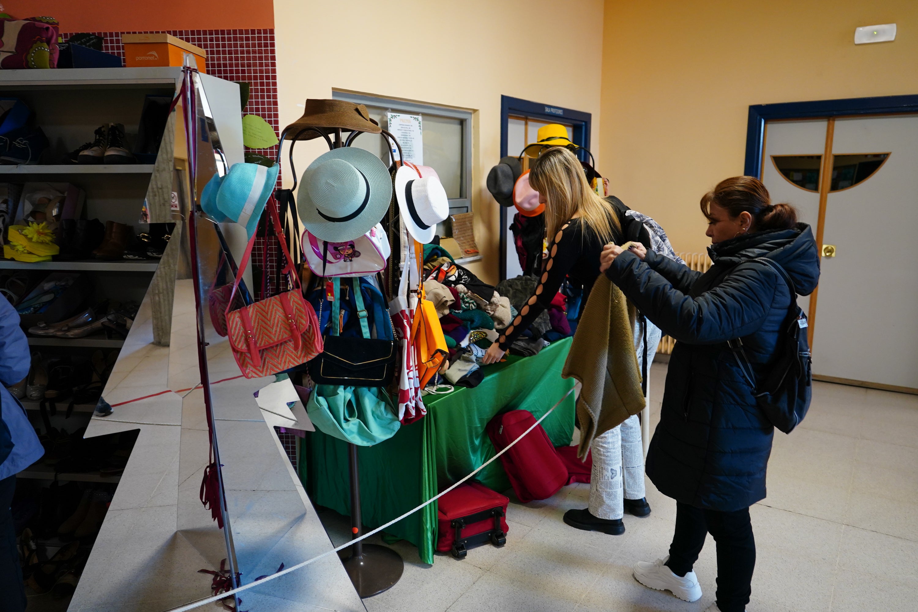 Regalos con &#039;una segunda vida&#039; en el mercadillo solidario de la Escuela de Idiomas