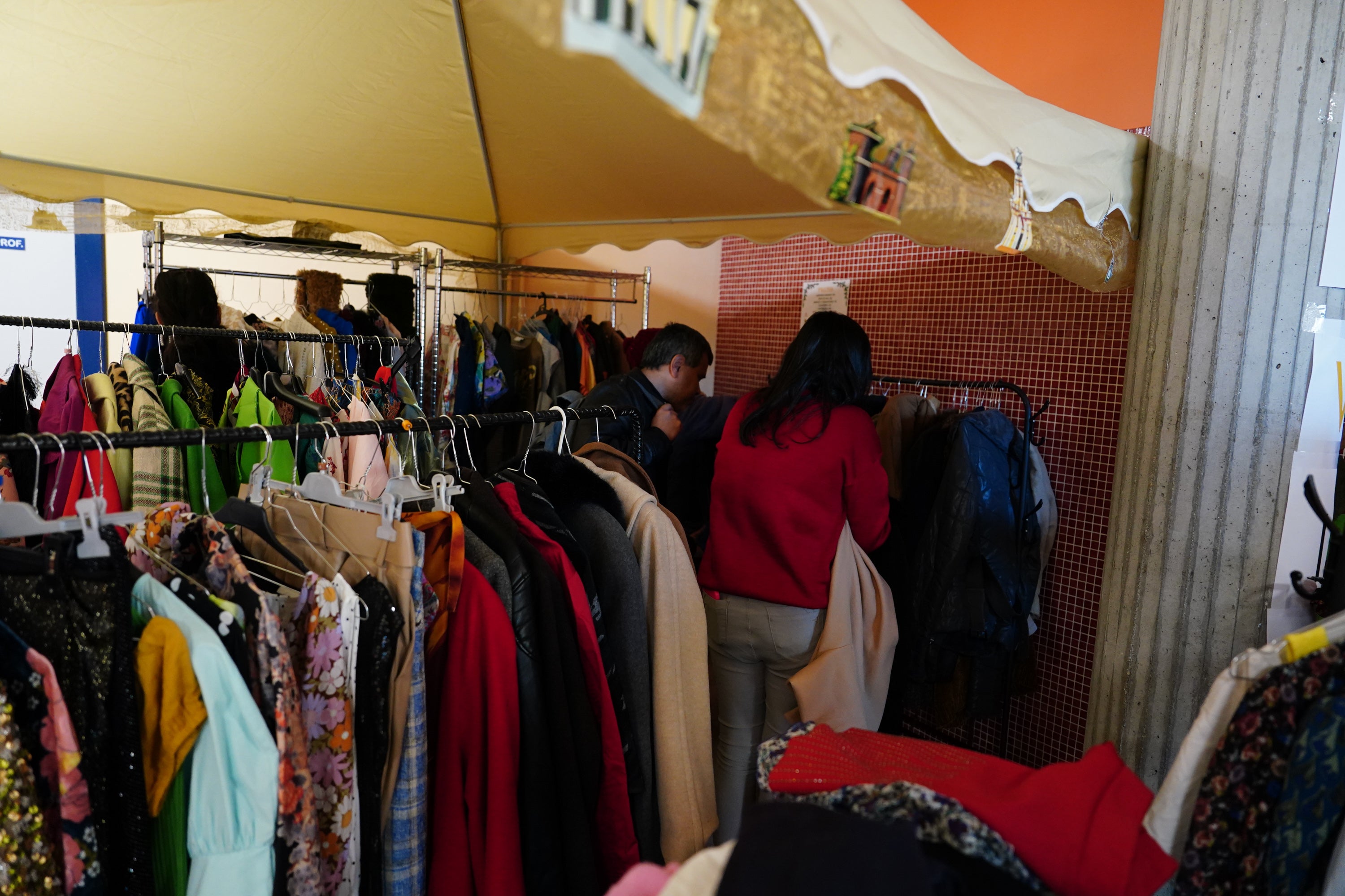 Regalos con &#039;una segunda vida&#039; en el mercadillo solidario de la Escuela de Idiomas