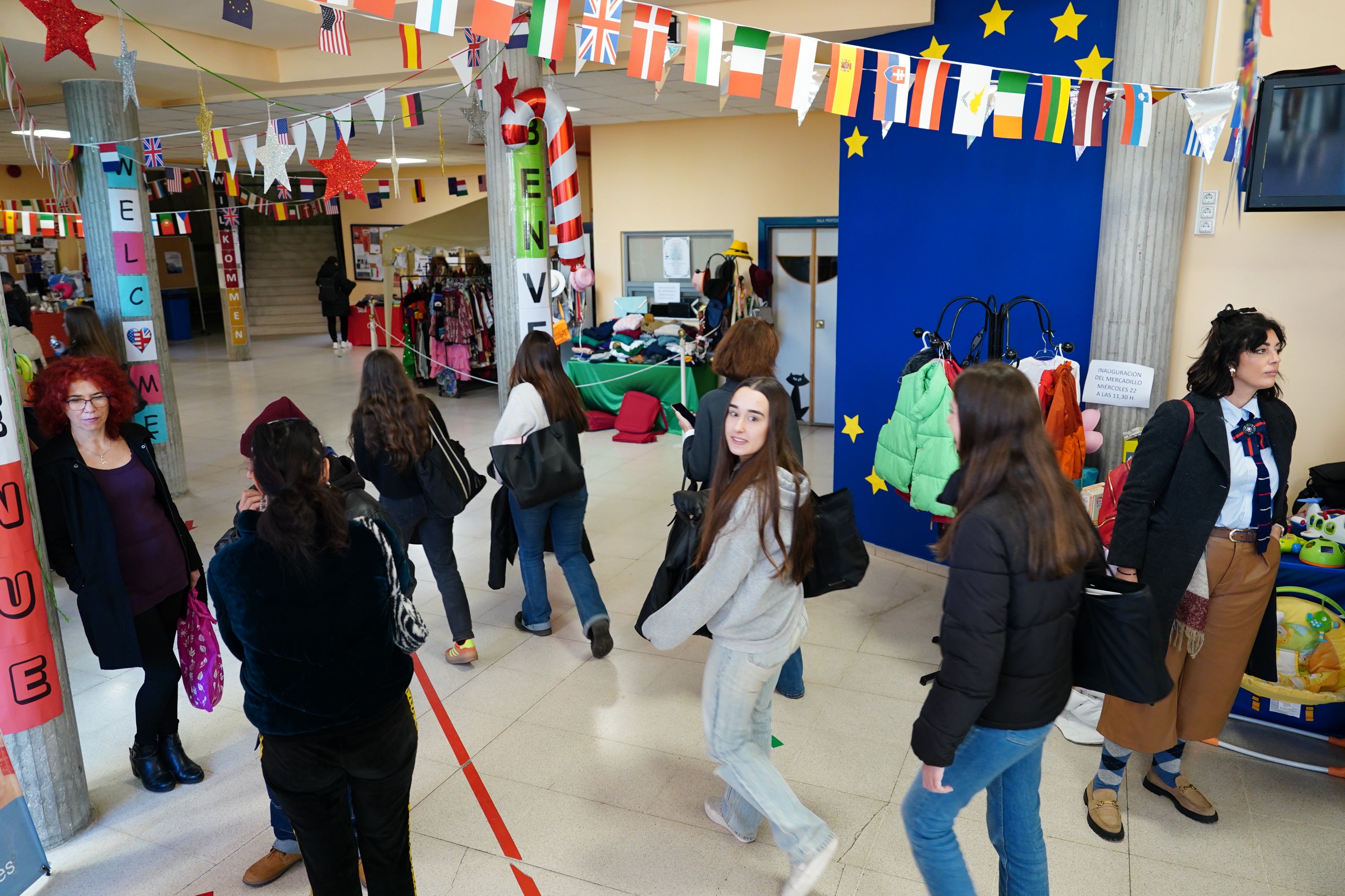 Regalos con &#039;una segunda vida&#039; en el mercadillo solidario de la Escuela de Idiomas