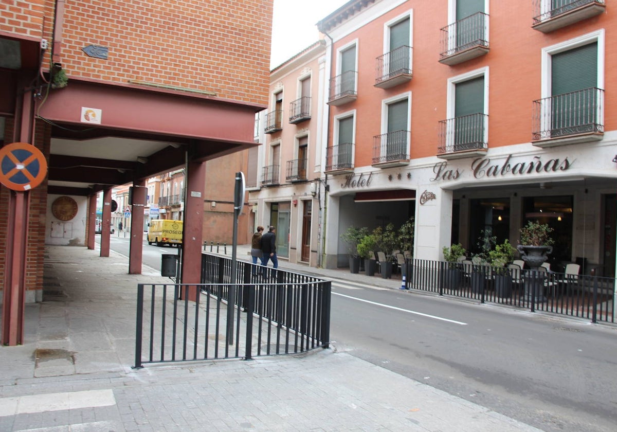 Nueva valla en la calle El Carmen de Peñaranda de Bracamonte.