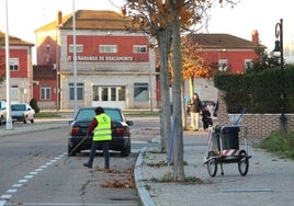 Personal del Ayuntamiento de Peñaranda de Bracamonte recoge las hojas en las proximidades de la estación de ferrocarril.