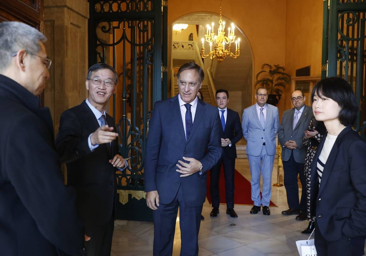 El embajador de China en España, Yao Jing (segundo por la izquierda), junto al alcalde de Salamanca, Carlos García Carbayo, este jueves en el Ayuntamiento.