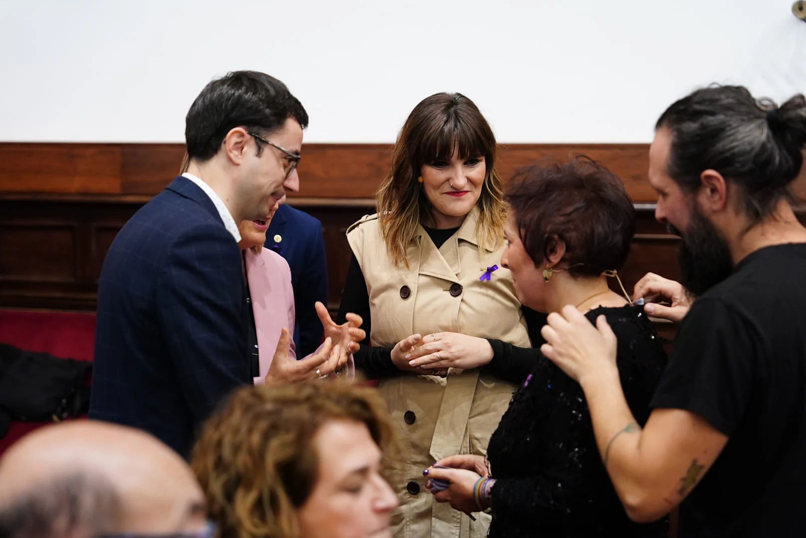 Rozalén emociona en la Universidad con su «Puerta Violeta» rodeada de escolares