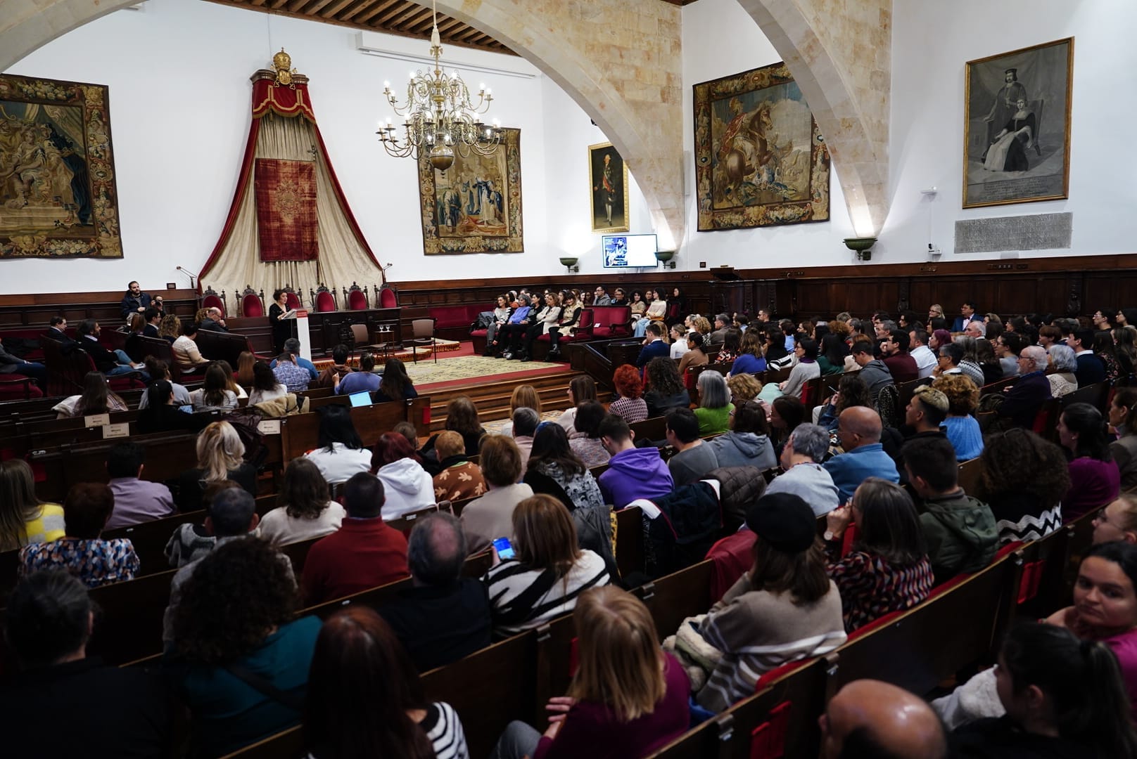 Rozalén emociona en la Universidad con su «Puerta Violeta» rodeada de escolares