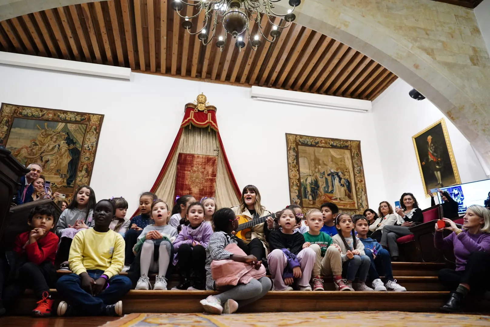 Rozalén emociona en la Universidad con su «Puerta Violeta» rodeada de escolares