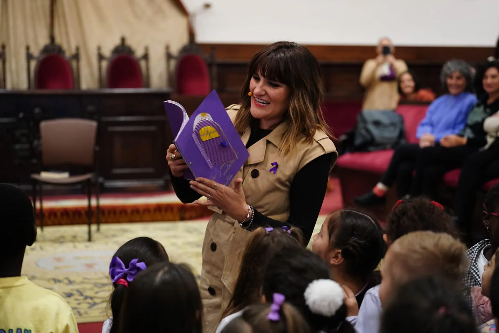 Rozalén emociona en la Universidad con su «Puerta Violeta» rodeada de escolares