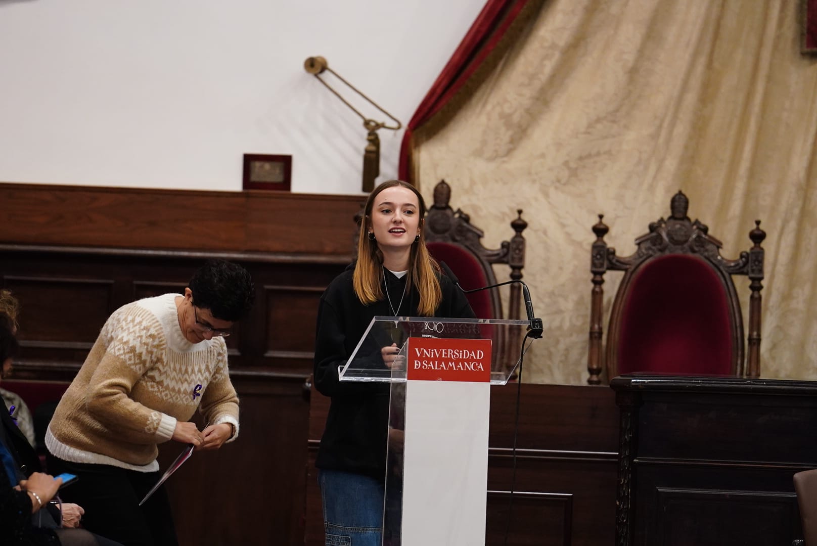 Rozalén emociona en la Universidad con su «Puerta Violeta» rodeada de escolares