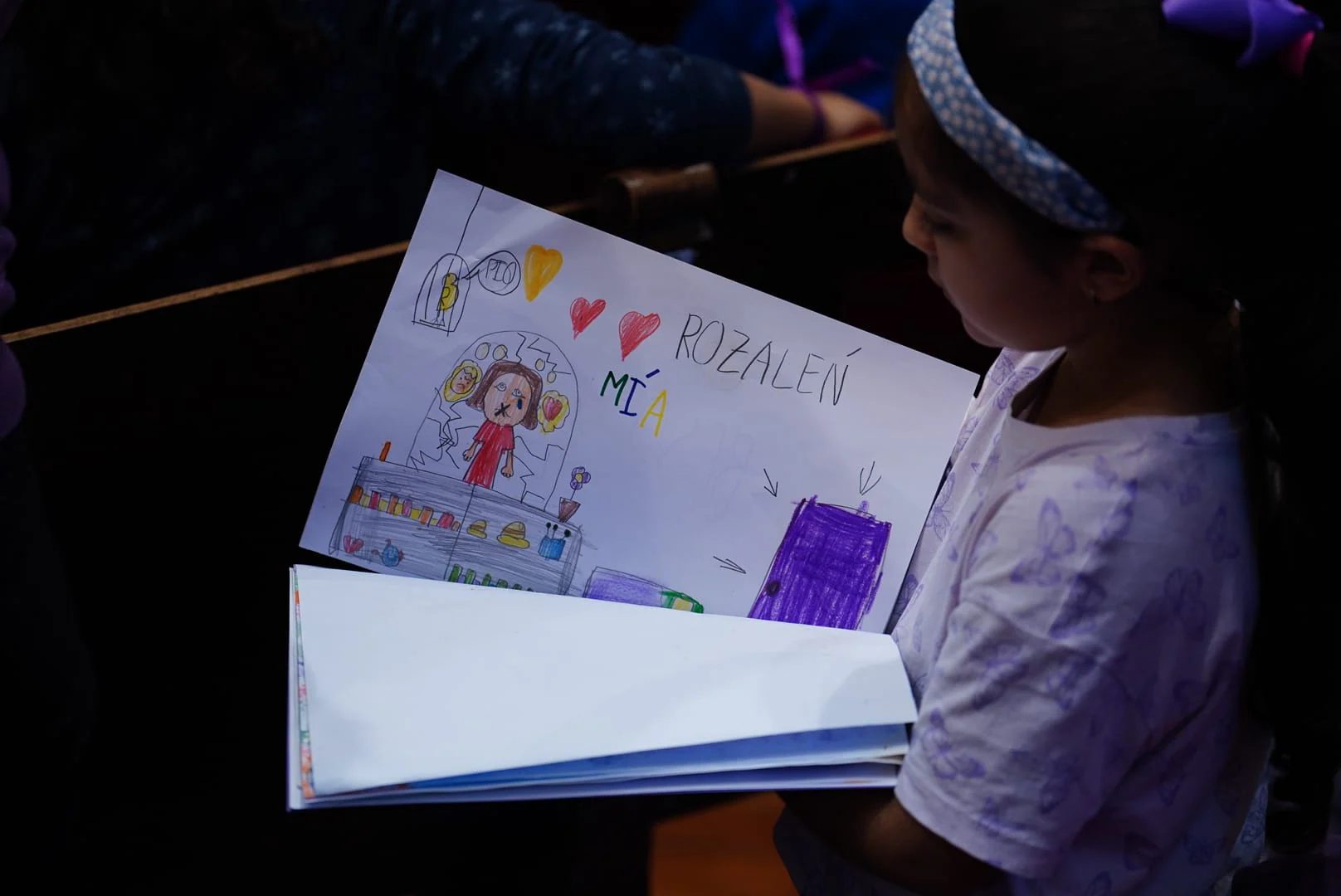 Rozalén emociona en la Universidad con su «Puerta Violeta» rodeada de escolares