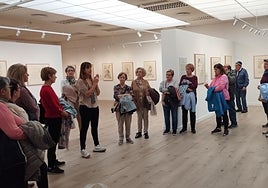 Un grupo de personas durante una visita a la muestra de Salvador Dalí