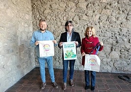 Jonathan Sánchez, Luis Francisco Martín y Purificación Pozo con las bolsas y el cartel de la campaña.