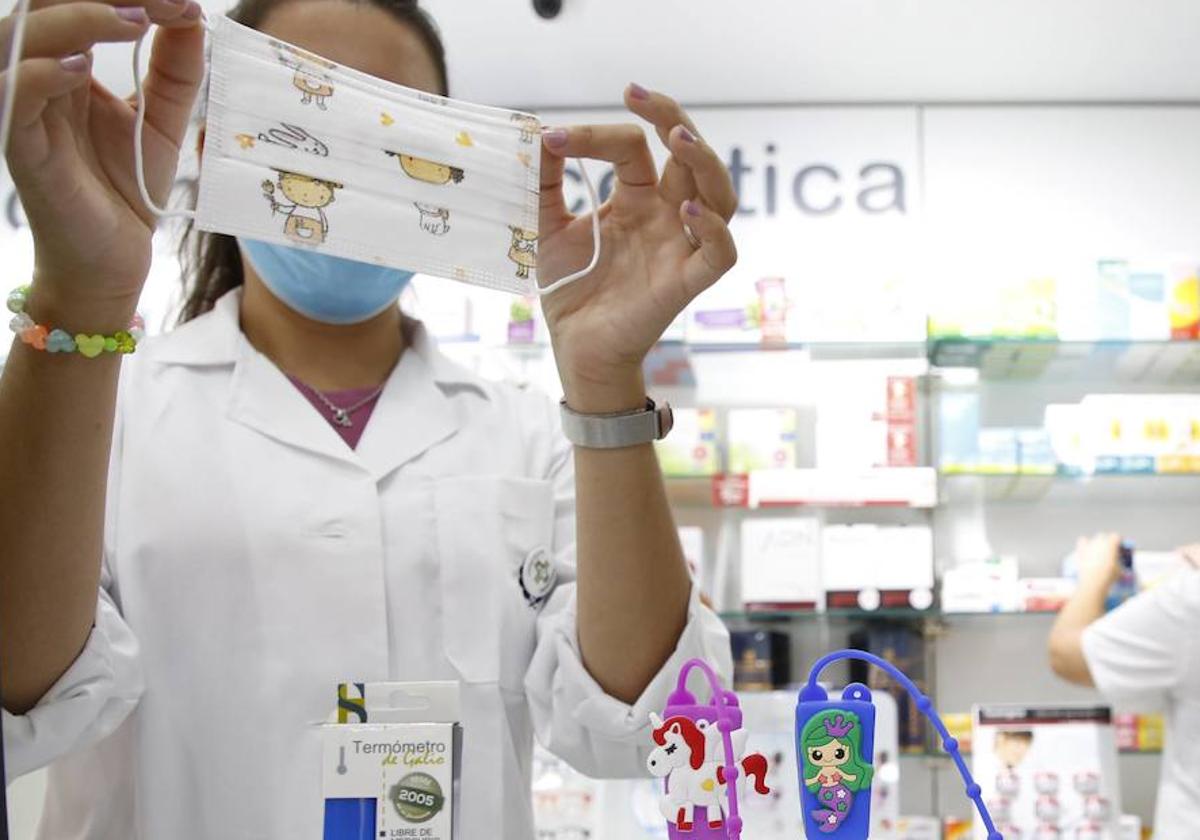 Una imagen de una mascarilla infantil en una farmacia.