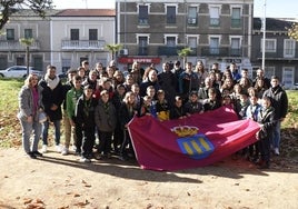 La Corporación municipal con los integrantes del grupo scout Kennedy junto a la silueta conmemorativa